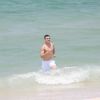 Guilherme Leicam se divertiu na praia do Recreio dos Bandeirantes, na Zona Oeste do Rio de Janeiro, na manhã desta segunda-feira, 20 de outubro de 2014. De short branco, o ator mostrou a boa forma que vai exibir na pele de seu personagem na novela 'Alto Astral', o nadador Gustavo