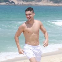 Guilherme Leicam toma banho de mar e mostra boa forma em praia do Rio
