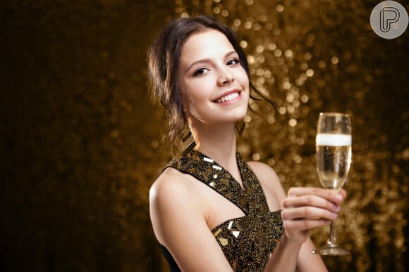 Álcool no Ano-Novo: a festa da virada do ano pode até parecer sinônimo de exagero, mas a nutricionista Camila Rodrigues