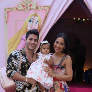 Mayra Cardi e Arthur Aguiar posam a filha, Sophia, na festa de Maria Flor