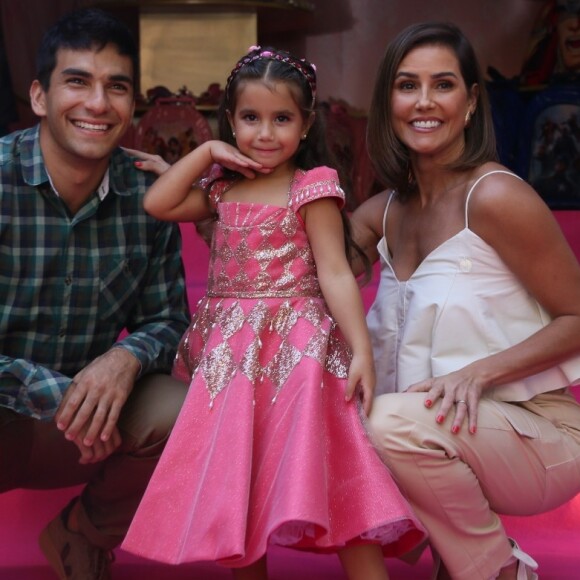 Deborah Secco e Hugo Moura celebram os 4 anos de Maria Flor com festa, em 7 de dezembro de 2019