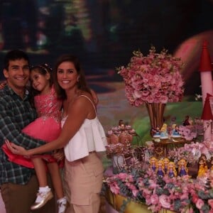 Deborah Secco e Hugo Moura posam com Maria Flor em festa de aniversário