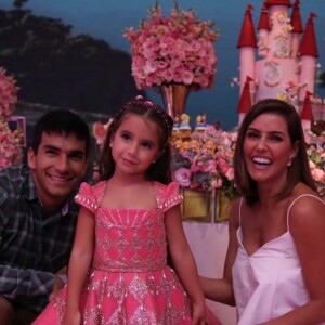 Deborah Secco e Hugo Moura posam com Maria Flor em festa de aniversário