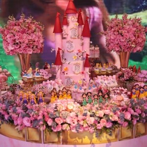 Deborah Secco e Hugo Moura fazem festa com tema 'Princesas da Disney' no aniversáro de 4 anos de Maria Flor