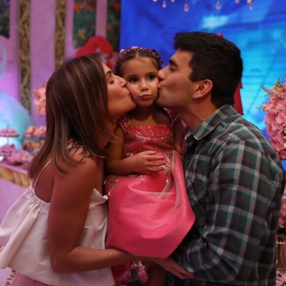 Filha de Deborah Secco e Hugo Moura comemora 4 anos e ganha carinho dos pais