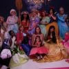 Deborah Secco e Maria Flor posam com princesas da Disney em festa