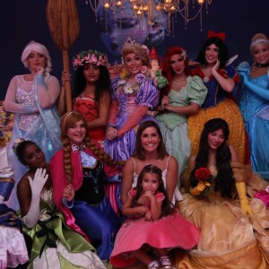 Deborah Secco e Maria Flor posam com princesas da Disney em festa