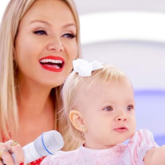 Eliana encantou os fãs com boomerang da filha, Manuela, de 2 anos, vestida de Branca de Neve: 'aArrumando' a árvore de Natal'