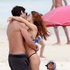 Isis Valverde ganha beijo do marido, André Resende, na praia da Barra