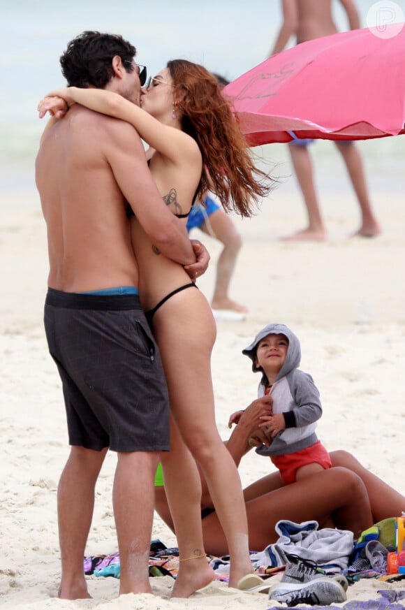 Isis Valverde ganha beijo do marido, André Resende, na praia da Barra