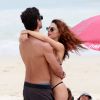 Isis Valverde, abraçada ao marido, André Resende, curte dia de praia no Rio