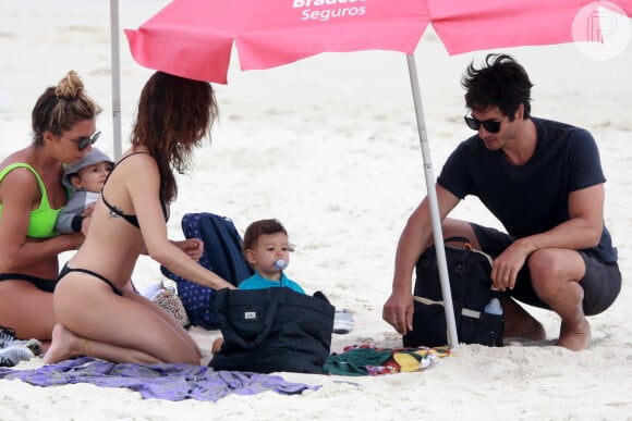 Isis Valverde foi na praia acompanhada do filho, Rael, e do marido, André Resende
