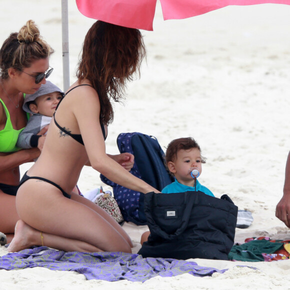 Isis Valverde foi na praia acompanhada do filho, Rael, e do marido, André Resende