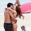 Isis Valverde protagonizou momentos românticos na praia com o marido, André Resende