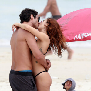 Isis Valverde protagonizou momentos românticos na praia com o marido, André Resende