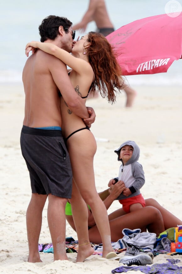 Isis Valverde protagonizou momentos românticos na praia com o marido, André Resende