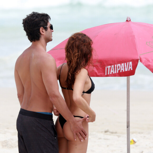Isis Valverde ganha abraço do marido, André Resende, em dia de praia