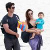 Isis Valverde e o marido, André Resende, curtiram a praia em família nesta segunda (09)