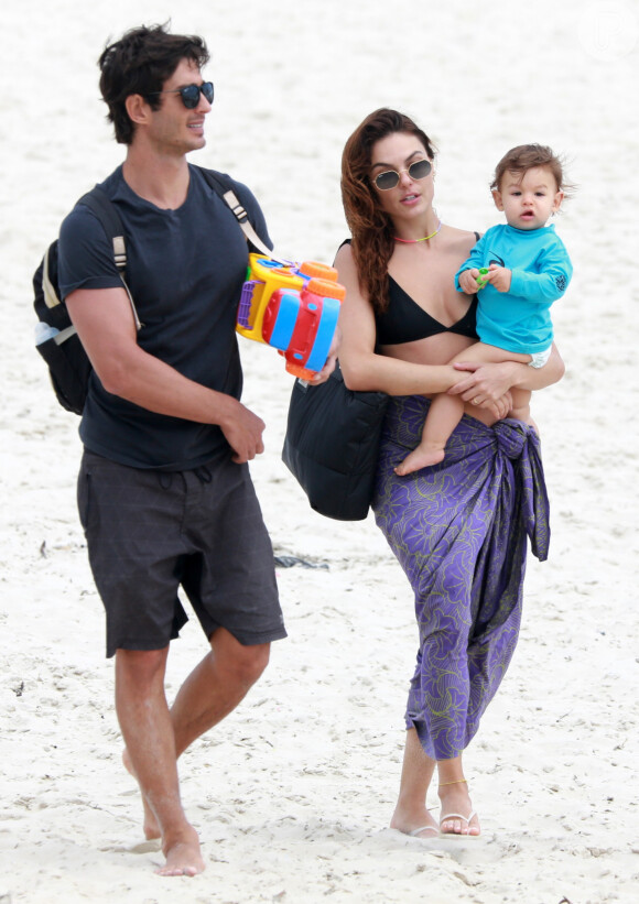 Isis Valverde e o marido, André Resende, curtiram a praia em família nesta segunda (09)