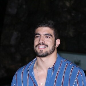 Caio Castro posou sem camisa em viagem a Montevidéu, no Uruguai