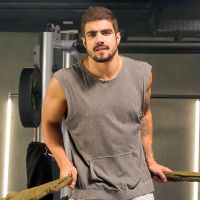 Sem camisa, Caio Castro ganha comentário de Grazi e anima fãs: 'Das minhas'