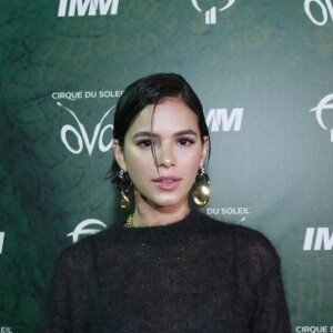 Bruna Marquezine elege brinco maximalista em sessão de fotos nesta terça-feira, dia 10 de dezembro de 2019