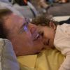 Filha de Silvio Santos, Patricia Abravanel mostrou foto do pai fazendo carinho em uma das 13 netas