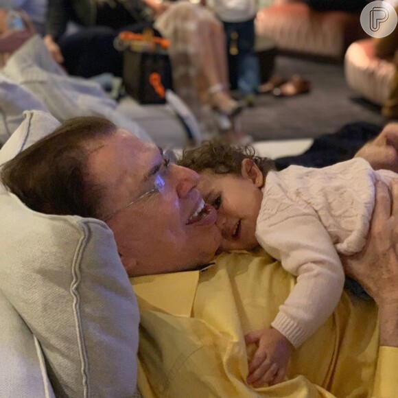 Filha de Silvio Santos, Patricia Abravanel mostrou foto do pai fazendo carinho em uma das 13 netas