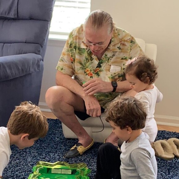 Silvio Santos ganhou homenagem da filha Patricia Abravanel pelo seu aniversário de 89 anos, nesta quinta-feira, 12 de dezembro de 2019: 'Como sou grata por ver você cheio de amor e alegria brincando com seus netos e bisnetos'