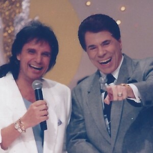 Silvio Santos com Roberto Carlos em seu programa nos anos 1990