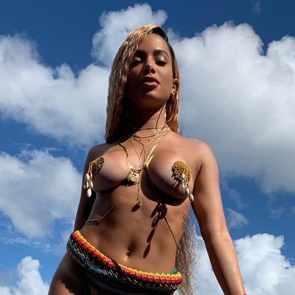 Anitta causou nas gravações de 'Bola Rebola' só de tapa-sexo em Salvador, na Bahia, em janeiro de 2019