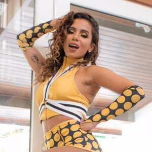 Anitta usou fantasia referente as usadas pelas bailarinas do 'É o Tchan', dos anos 90, no Carnaval do Rio de Janeiro, em março de 2019