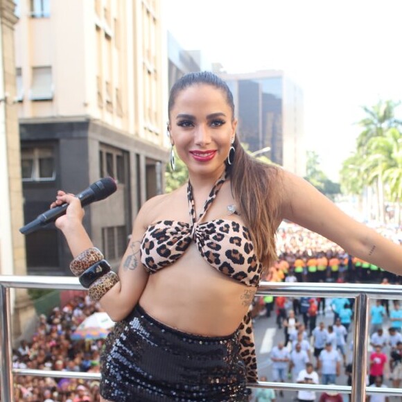 Anitta arrastou multidão vestida de Bebel, prostituta interpretada por Camila Pitanga na novela 'Paraíso Tropical', no Bloco das Poderosas, em março de 2019