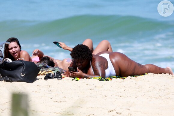 Anitta foi flagrada fazendo topless em praia do Rio de Janeiro em março de 2019
