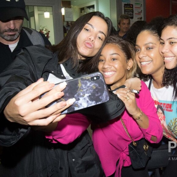 Anitta foi surpreendida com recepção de fãs ao chegar para fazer seu primeiro show em Luanda, na Angola, em maio de 2019