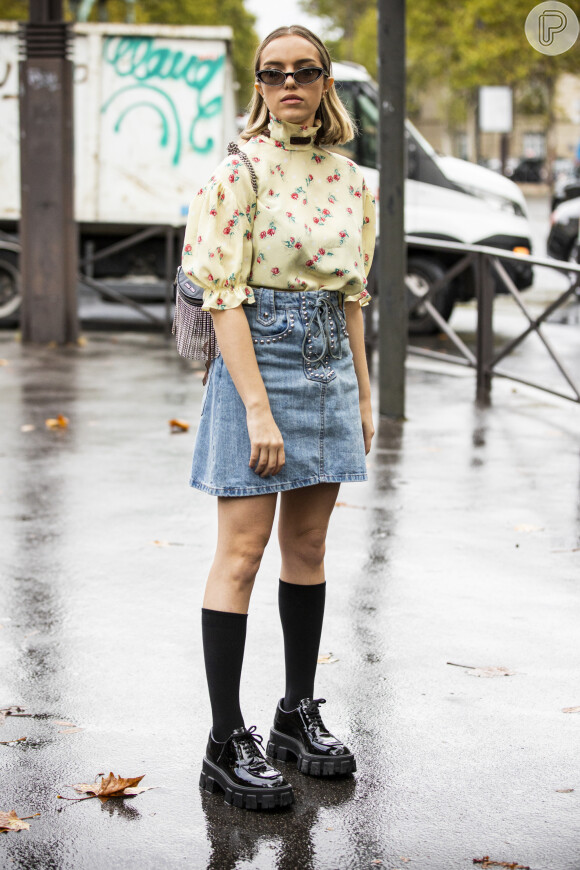 Moda primavera/verão 2020: a blusa com estampa floral e manga bufante pode ser combinada à saia jeans