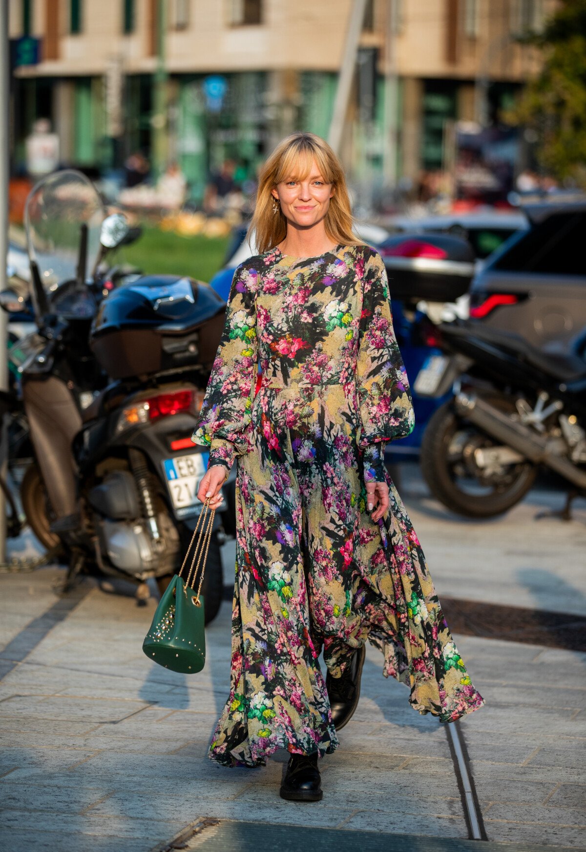 Foto: Moda primavera/verão 2020: vestido longo, com mangas volumosas e  estampa floral funciona ao lado do coturno - Purepeople
