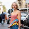 Moda primavera/verão 2020: blusa ombro a ombro com estampa floral pode ser combinada com calça jeans para um look casual