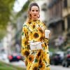 Moda primavera/verão 2020: vestido midi com maxiestampa de girassol ganha mangas bufantes para deixar o look mais fashion