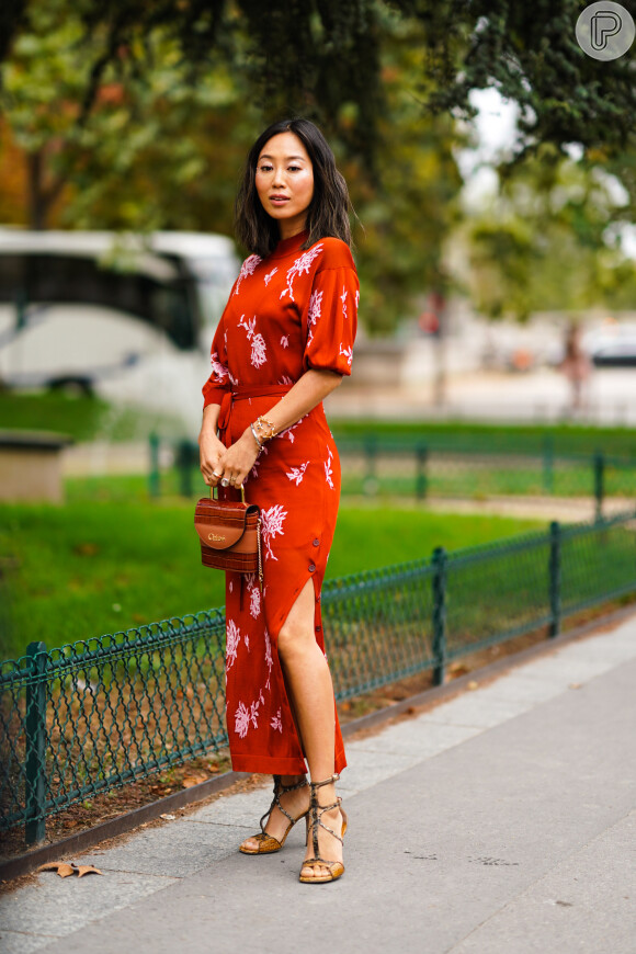 Moda primavera/verão 2020: vestido vermelho com estampa floral branca em cetim é opção elegante para looks do dia a dia