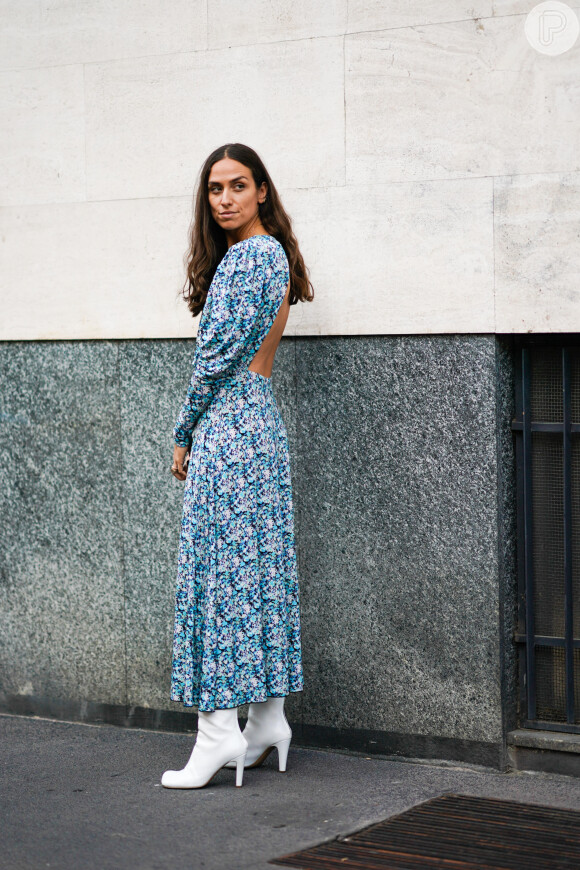 Vestido azul floral: modelo longo com as costas de fora é opção fashion para a moda primavera/verão 2020