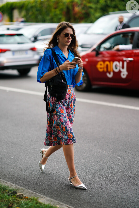 Moda primavera/verão 2020: saia floral pode ser aliada à camisa social azul para um look fashion do dia a dia