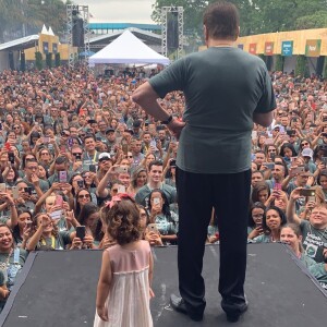 Patrícia Abravanel fica emocionada ao ver a filha Jane perto do avô em palco de evento