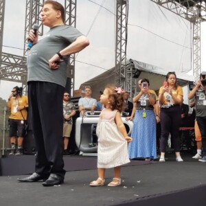 Neta de Silvio Santos, Jane observa o avô atenta em foto postada por Patricia Abravanel