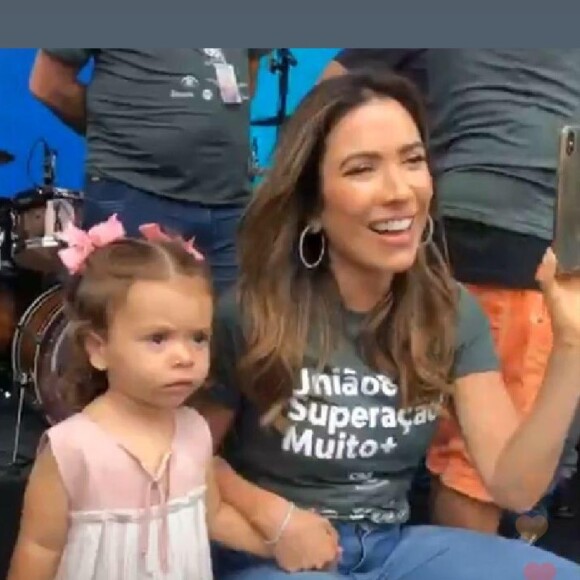 Patrícia Abravanel e a filha, Jane, participaram da confraternização de fim de ano do SBT