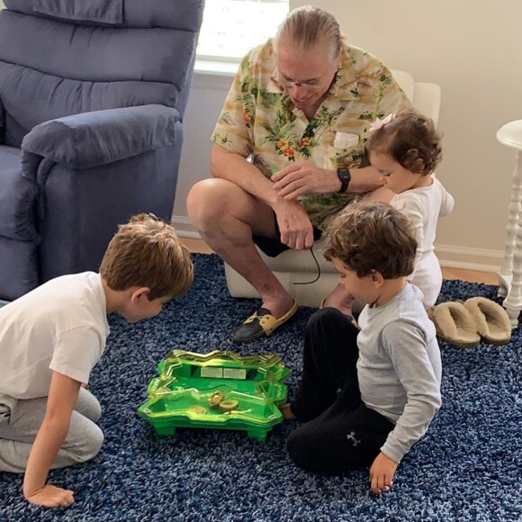 Patricia Abravanel, no aniversário de Silvio Santos, mostrou fotos da interação dele com os netos