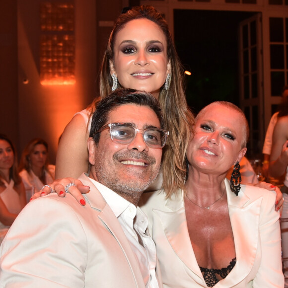 Claudia Leitte tieta Xuxa Meneghel e o namorado da apresentadora, Junno Andrade, em evento beneficente