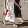 Tá na moda: sandália de amarração rasteirinha e birken são apostas do street style internacional para looks de verão