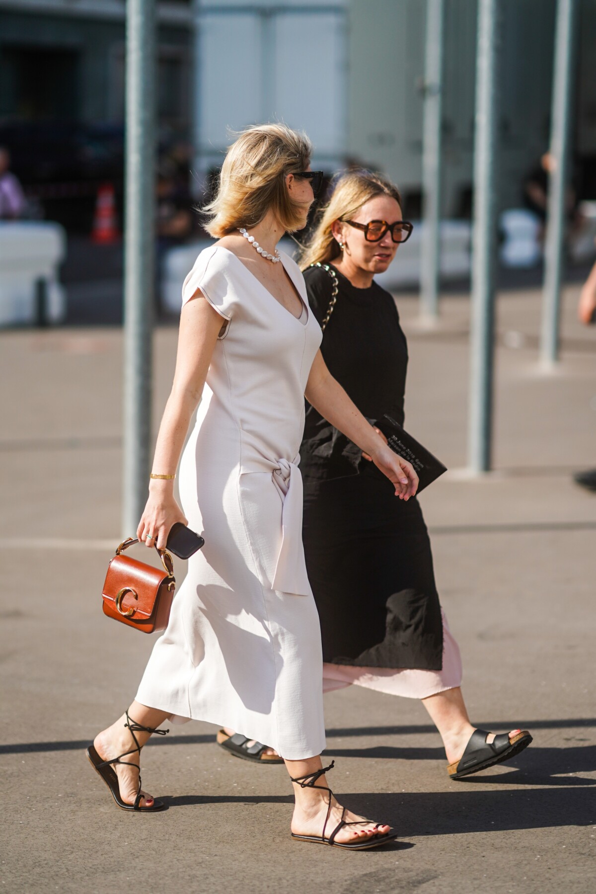 Foto: Tá na moda: sandália de amarração rasteirinha e birken são