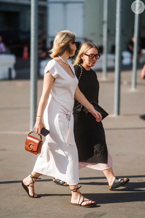 Tá na moda: sandália de amarração rasteirinha e birken são apostas do street style internacional para looks de verão